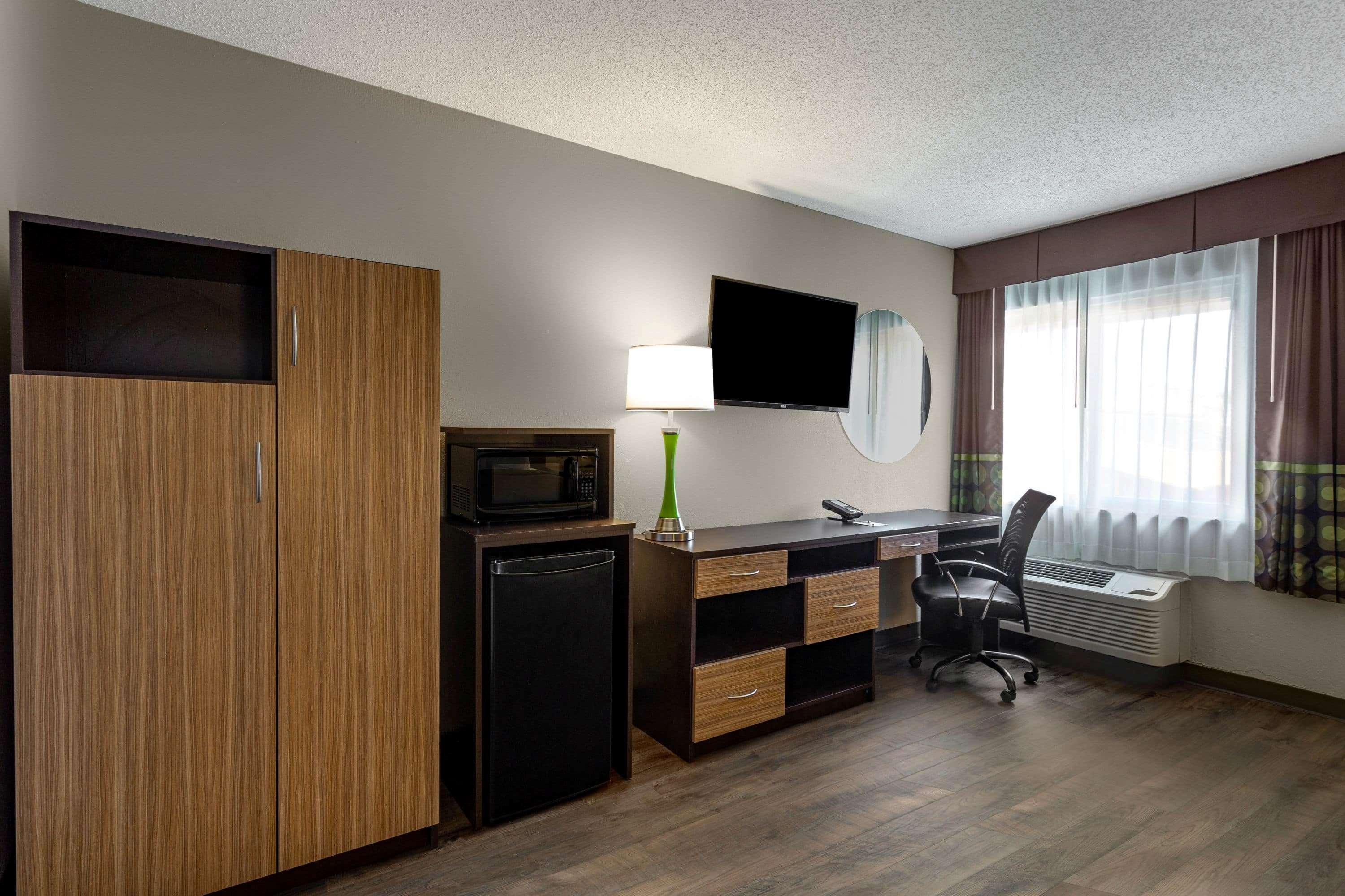 Super 8 By Wyndham South Holland Hotel Exterior photo