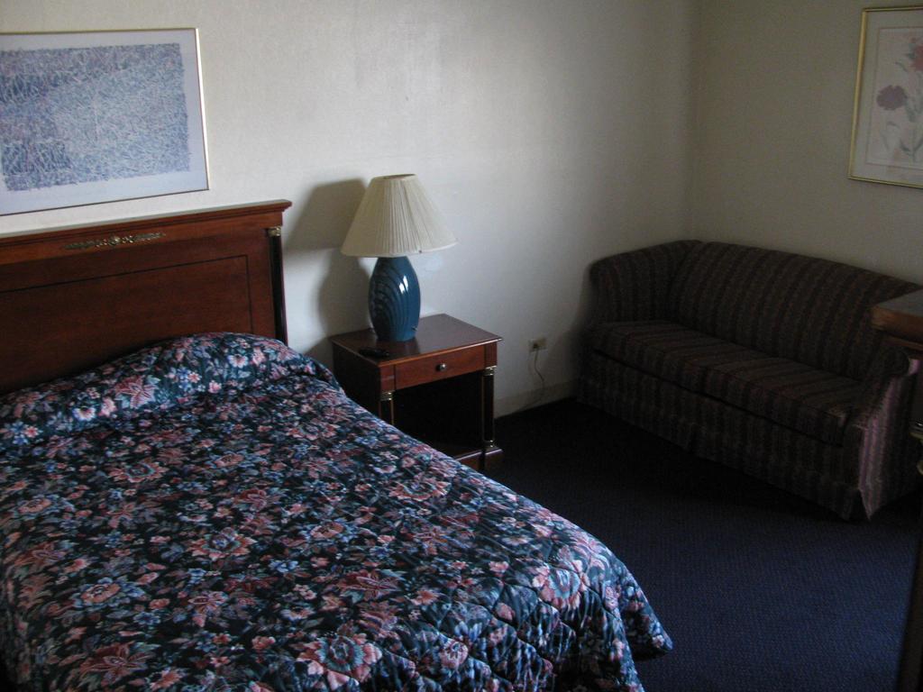 Super 8 By Wyndham South Holland Hotel Room photo